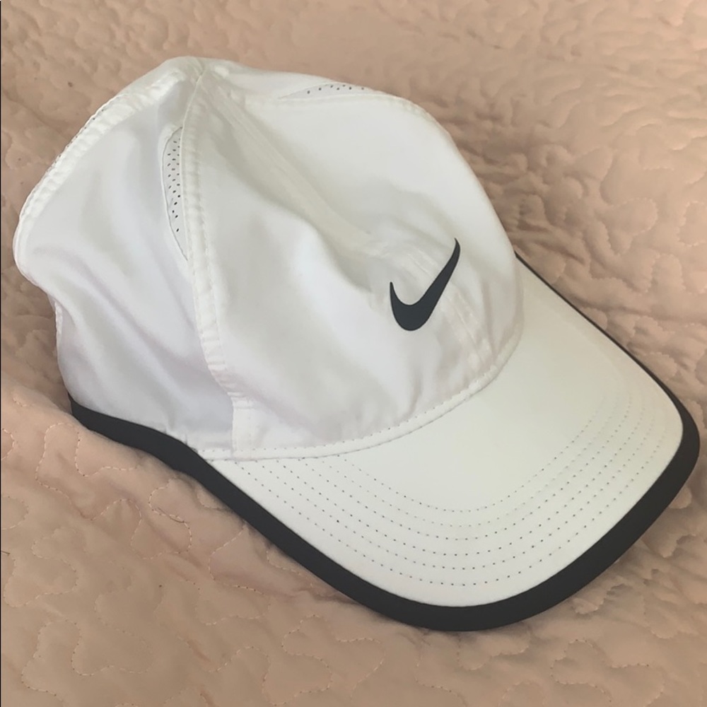 Nike drifit featherlight hat